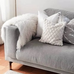 Vitt krulligt fårskinn 100 cm i fåtölj