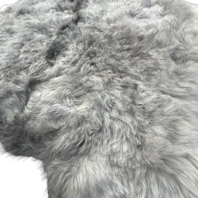 Grått naturligt fårskinn