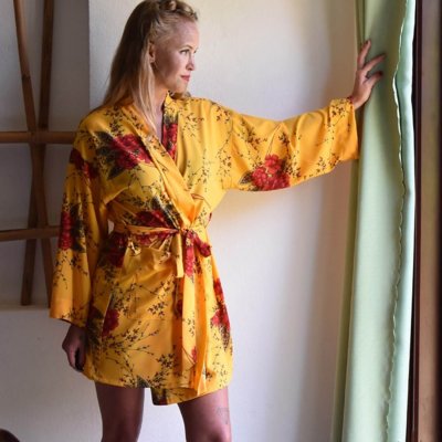 Blommig gul sidenkimono