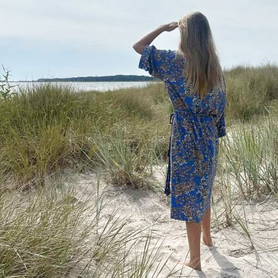 blå blommig morgonrock