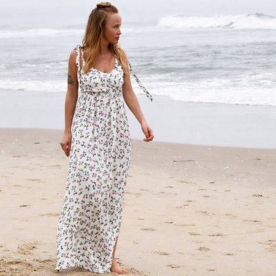 Vit fotsid sommarklänning med små blommor – Sara Maxiklänning