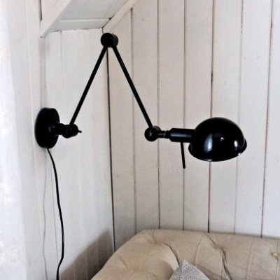 ledad svart vägglampa