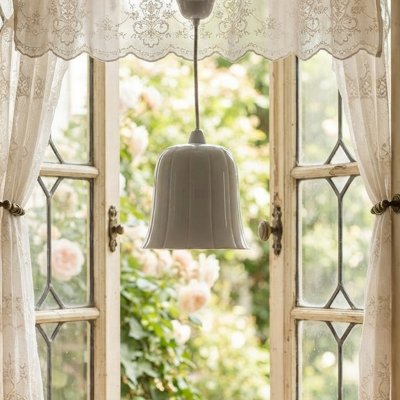 Liten fönsterlampa i fönster
