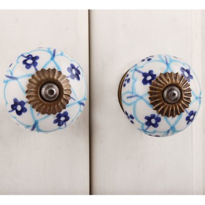 Blommig porslinsknopp