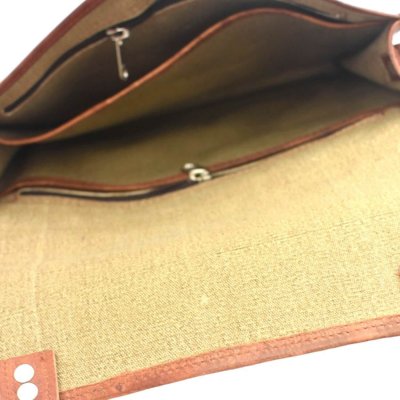 Klassiskt skinnväska i retrostil insida