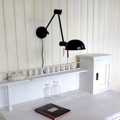 svart ledad vägglampa